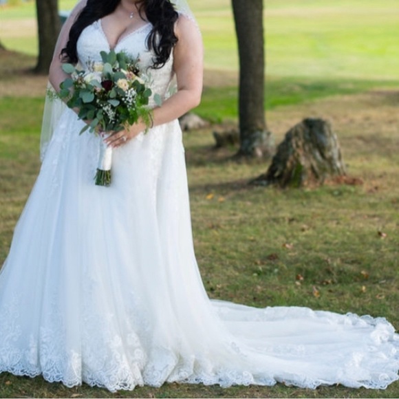 Morilee 
Venice Lace
Embroidered Lace Appliqués A-Line, Wide Scalloped Hemline - Picture 5 of 5